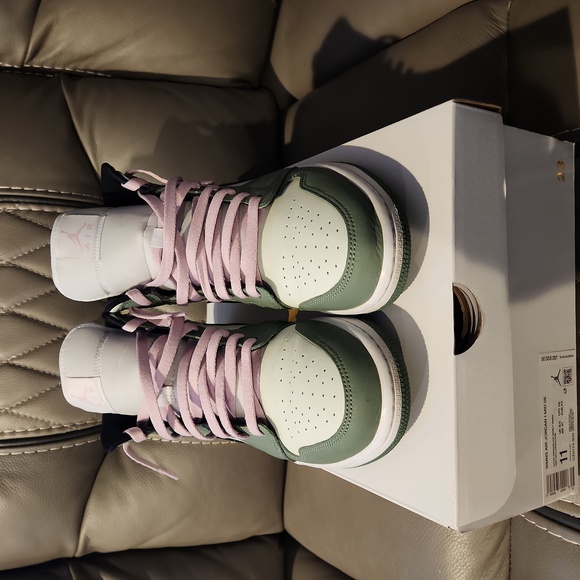 Jordan 1 Mid - Picture 1 of 8